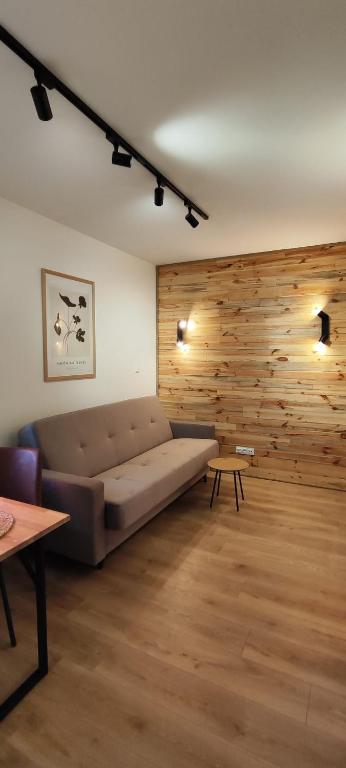 Salon z drewnianą ścianą